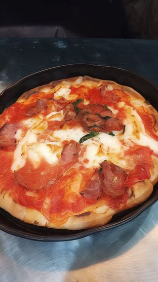 Margherita con prosciutto crudo / cotto