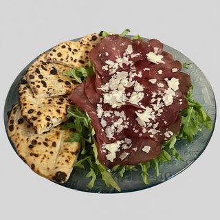 Bresaola, rucola e scaglie