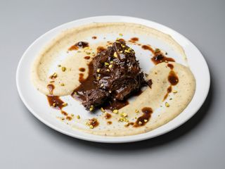 Guancia di manzo con purè di patate e pestato di rucola e pistacchio