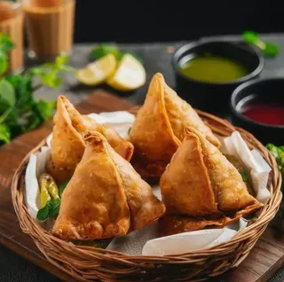 Samosa - 2 pezzi e contorno