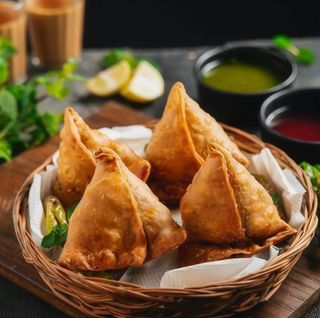 Samosa - 2 pezzi e contorno