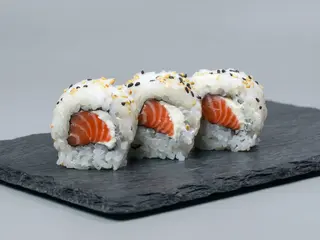 Uramaki Philadelphia Sake
