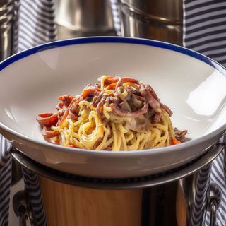 Cacciatora di pesce spada, datterini gialli e zucchine croccanti