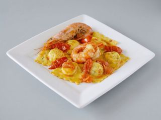Ravioli ripieni di burrata con sugo di pomodorini & scampi