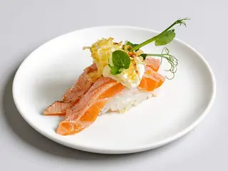 42 Special sake salmone nigiri