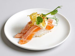 42 Special sake salmone nigiri