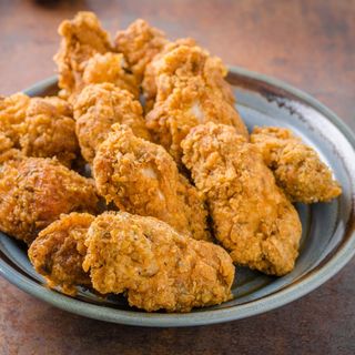 Piatto di alette di pollo