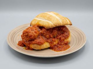 Panino con polpette al sugo