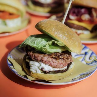 Hamburger 200 g, bufala, lattuga, melanzane grigliate, maionese al basilico