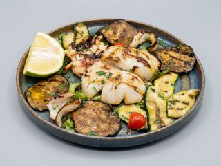 Seppia alla griglia con verdure grigliate