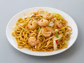 Spaghetti di grano saltati con gamberi, calamari e verdure
