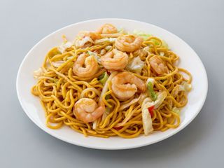 Spaghetti di grano saltati con gamberi, calamari e verdure