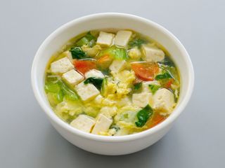 Tofu con verdure miste e funghi