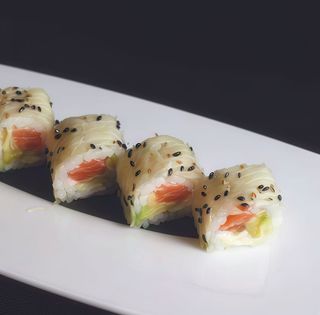 222 Uramaki soy salmon roll 8 pezzi