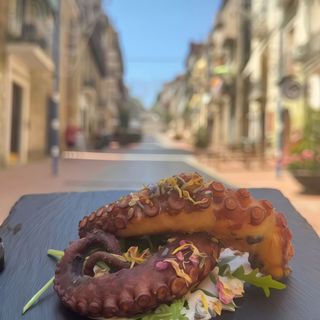 TentacoloDi Polipo su letto di maionese al polipo