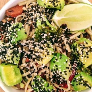 Udon sottili Vegetariani con Uova del Contadino, Avocado e Mandorle
