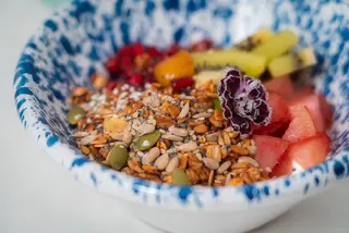 Yogurt greco bianco con granola di Linda frutta fresca di stagione 200 g