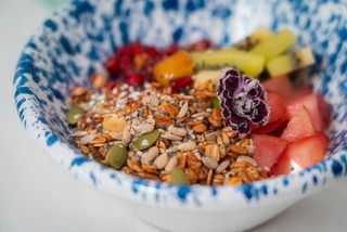 Yogurt greco bianco con granola di Linda frutta fresca di stagione 200 g