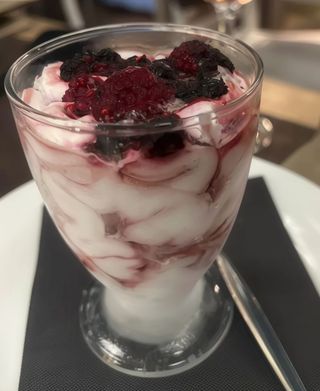 Gelato affogato ai frutti di bosco