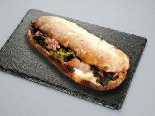 Panuozzo con salsiccia e friarielli