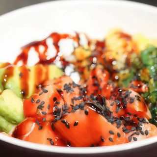 Poke salmone e stracciata