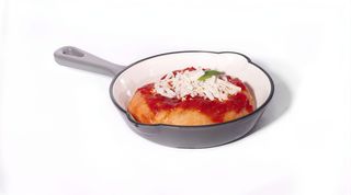 Salsa di pomodoro, ricotta salata e basilico fresco