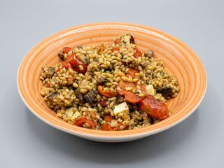 Orzo perlato con pomodori confit, melanzane, pesto e provola