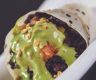 230 Sesamo black spicy salmon