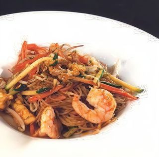 164 Spaghetti di riso con gamberi, verdure e uova