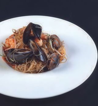 260 Spaghetti di riso ai frutti di mare
