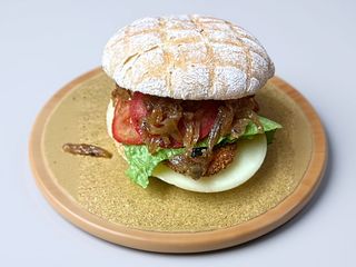 Cotoletta, pomodoro, insalata, cipolla alla griglia e salse