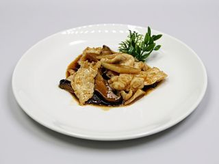 Pollo con bambù e funghi