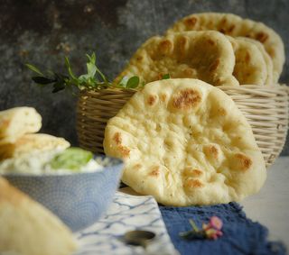 Pane pita con olio e origano