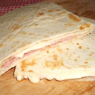 Piadina p.cotto e  formaggio