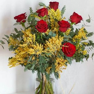 Rose rosse con mimosa