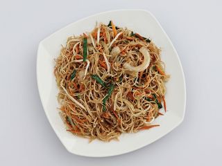 Spaghetti di riso con verdure miste
