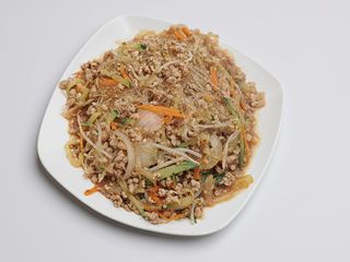 Spaghetti di soia con carne e verdure 