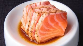 103 Salmon tataki 4 pezzi