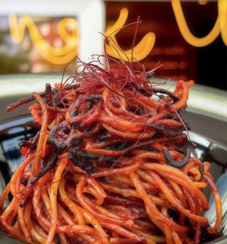 Spaghetti all'assassina con datterino giallo