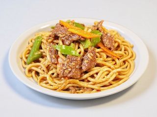 Noodles con manzo