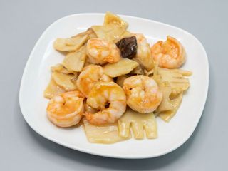 Gamberi con bambù e funghi