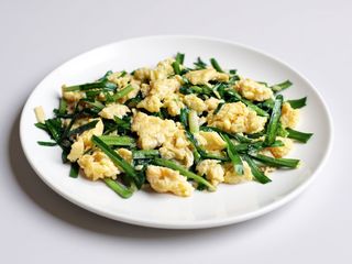Uova strapazzate con erba cipollina
