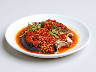 Testa di pesce con peperoncino tritato