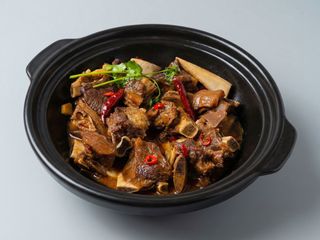 Costata di manzo brasata alla salsa rossa