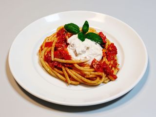 Spaghetti pomodoro con burrata