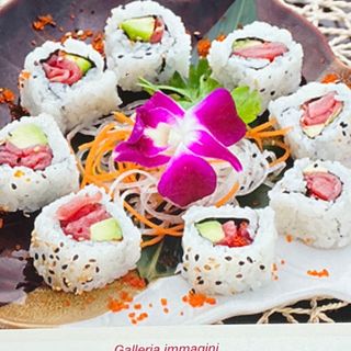 232.Uramaki avocado maguro 4 pezzi