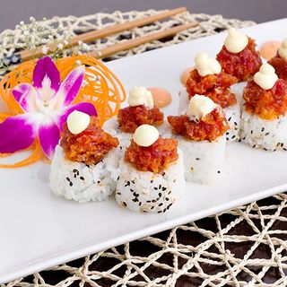 240. Uramaki spicy tuna