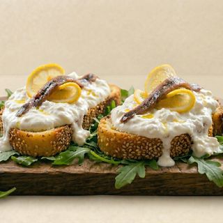 Crostini Burrata e Acciughe