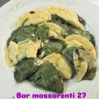 Tortelli mezzaluna ripeno di ricotta e spinaci 