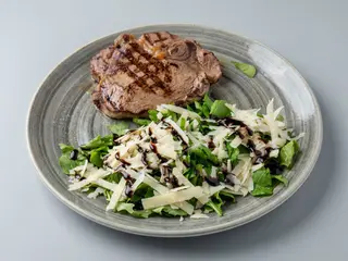 Filetto con rucola, grana e aceto balsamico